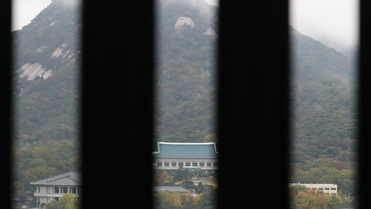 최순실 벽에 갇힌 청와대      (서울=연합뉴스) 이진욱 기자 = 청와대는 이른바 '비선실세' 의혹을 받는 최순실씨가 박근혜 대통령의 각종 연설문을 미리 받아봤다는 언론 보도가 나오자 당혹감 속에서 구체적인 언급을 삼갔다. 25일 청와대 모습. 2016.10.25      cityboy@yna.co.kr  (끝)